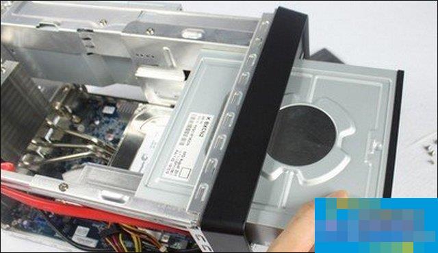 台式机怎么安装光驱？图解手工安装光盘驱动器的过程