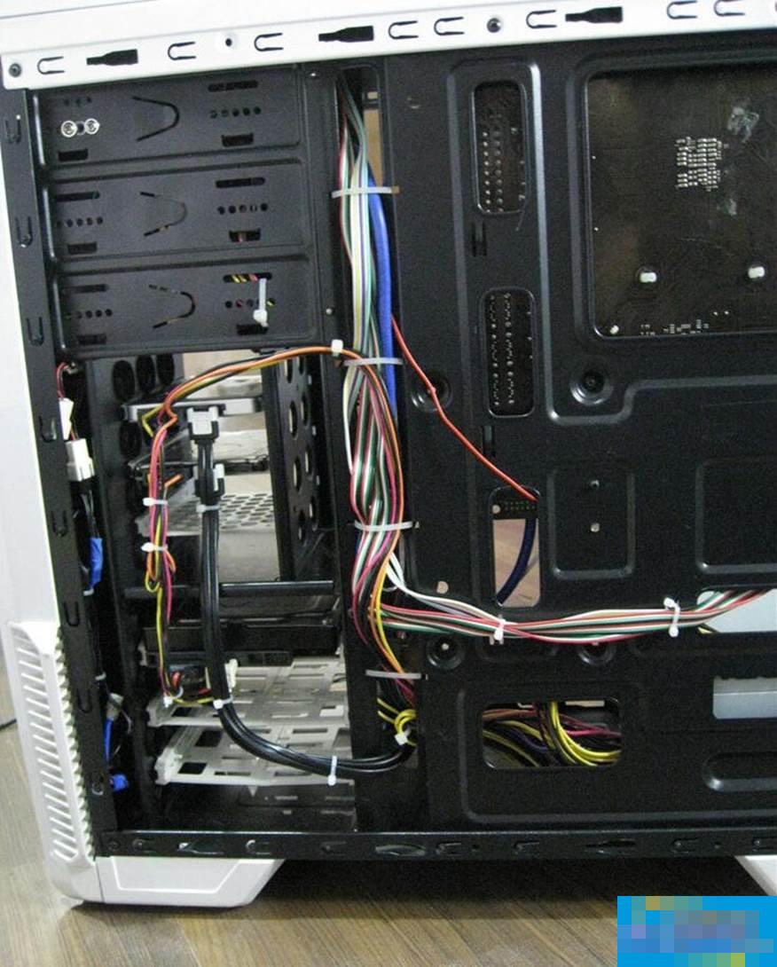 电脑主机灰尘如何清理？清理台式机灰尘有什么注意事项？