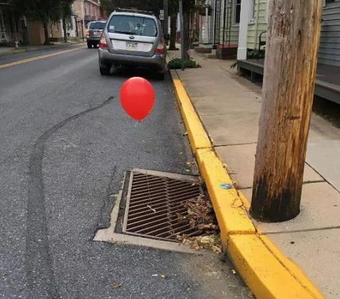 下水道井盖上红气球引发的“恐惧”笼罩...